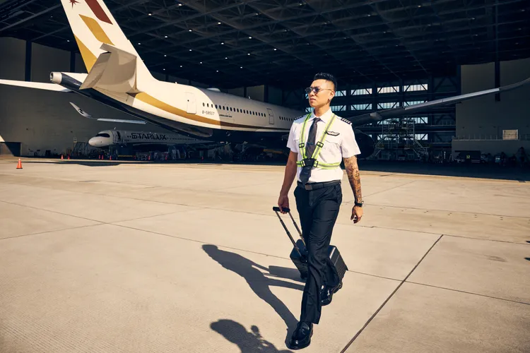  「行走的費洛蒙」瘦子化身機師。本色音樂提供