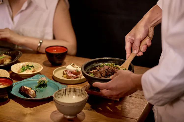在inari 現代居酒屋的溫潤空間中，賓客將能夠品嚐酒井商會首次在台呈現的九州鄉土料理、刺身、炸物、烤物與一品料理等品項，這場味覺與文化的饗宴。業者提供