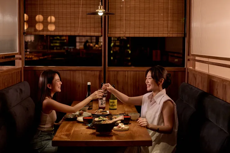 酒井商會的招牌料理將以九道式套餐型態，7/15至8/19原汁原味重現在inari 現代居酒屋的餐桌上，讓民眾不用飛去東京，就能夠感受酒井英彰的美食哲學。業者提供