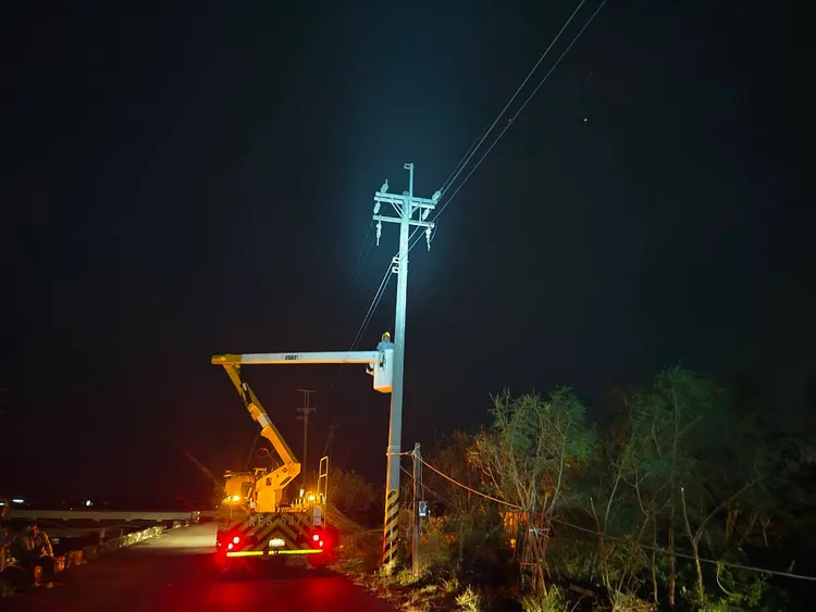 台電員工連夜搶修復電。台電提供