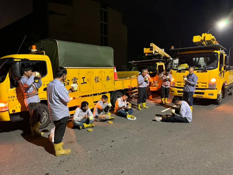 台電員工連夜搶修復電，直接在現場摸黑吃便當。台電提供
