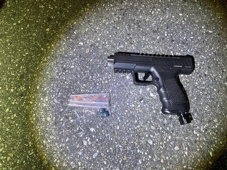 警方查扣空氣槍一把。警方提供