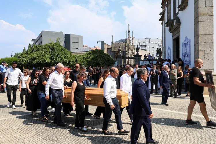 若塔的親友排成長長的送葬隊伍。路透