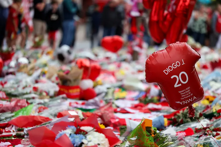 球迷在他曾效力的英國利物浦隊主球場外放氣球、鮮花與卡片哀悼。路透