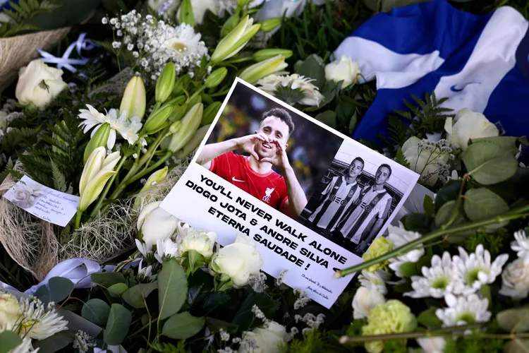 球迷在若塔的守靈現場放鮮花與印有若塔與弟弟照片的卡片致哀。路透