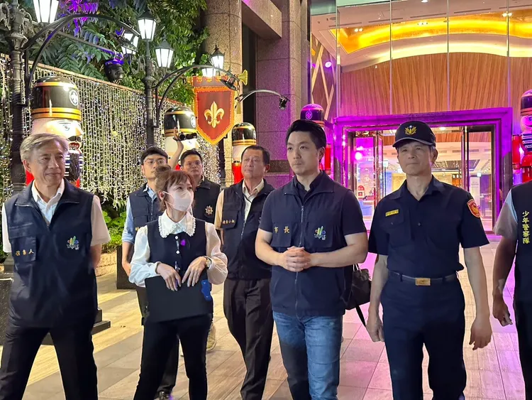 蔣萬安昨天深夜與警方進行稽查。警方提供