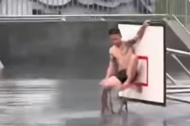 男子還穿上泳褲爬上泡在水裡的籃框。翻攝「彰化縣媒體記者協會」臉書