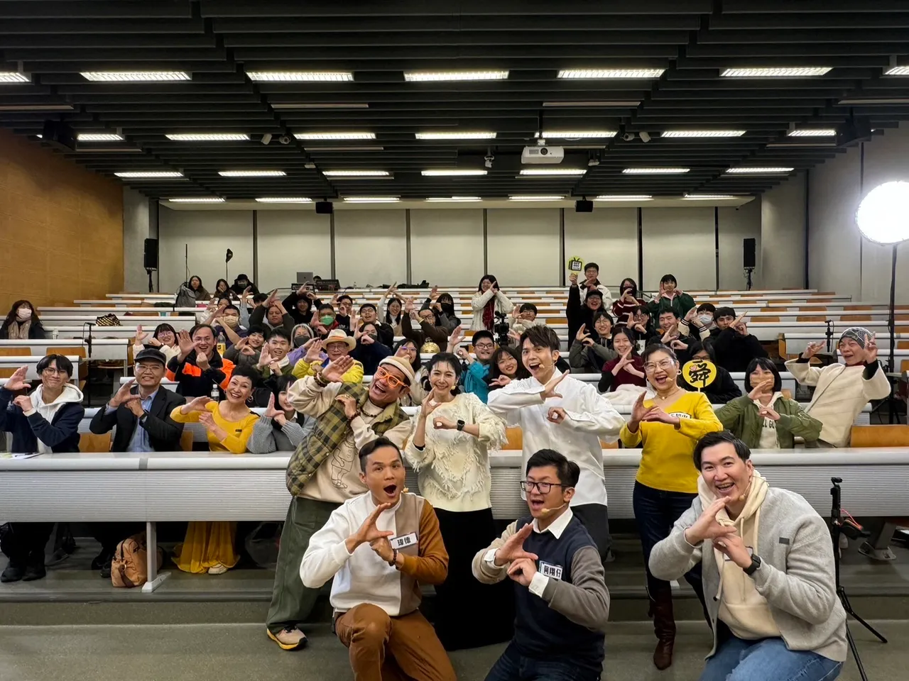 藝人為節目赴台灣大學錄影同樂。公視台語台提供