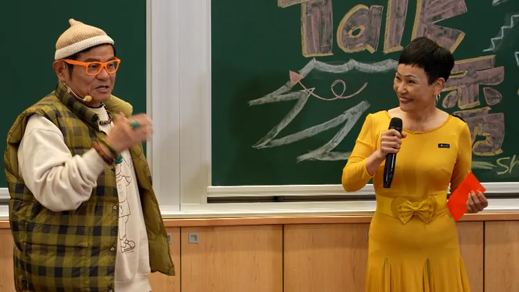 70歲辣嬤（右）參戰海選，自爆離婚3次想再嫁，嗆聲許效舜：「你是離幾次？」。公視台語台提供