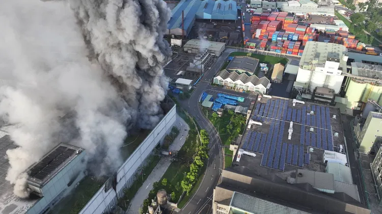 高雄市小港區長春街三元能源科技公司，14日清晨5點多驚傳火警。翻攝畫面