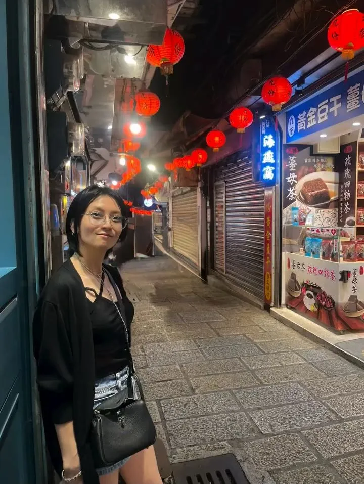 柴崎幸駐足九份老街。翻攝柴崎幸IG