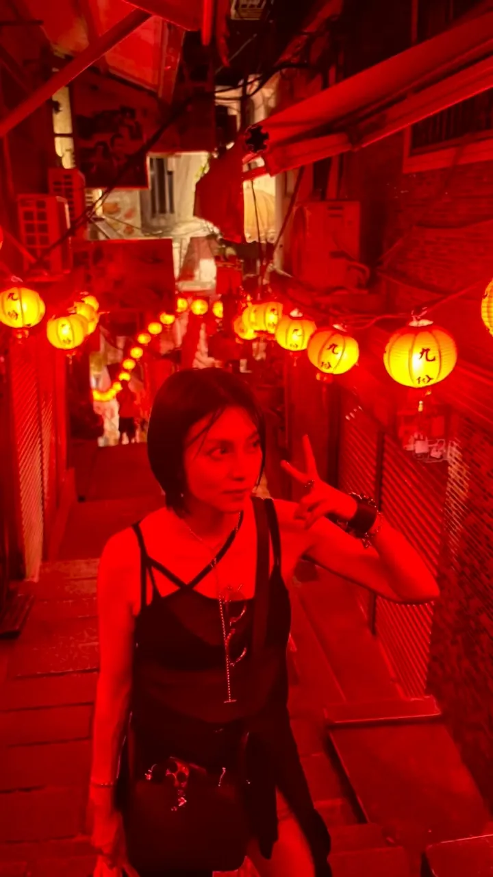 柴崎幸在紅燈籠照耀下，黑bra若隱若現。翻攝柴崎幸IG