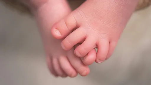 18歲媽媽「一生寶寶就扔出窗戶」 新生兒墜落12公尺奇蹟保命