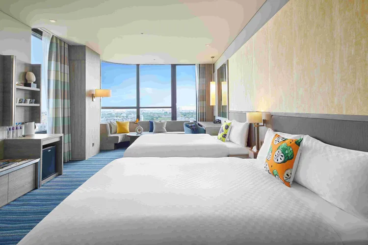 臺東市「趣淘漫旅」客房以海洋藍與陽光黃為主題，呼應台東自然色彩，整體營造出放鬆的度假氛圍。Booking.com提供	