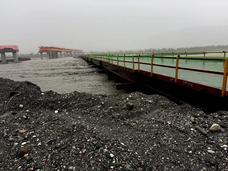 秀姑巒溪溪水暴漲高寮便橋緊急封閉。鎮公所提供