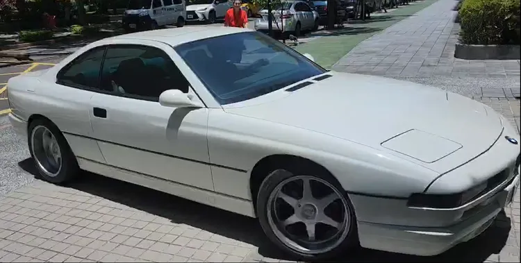 士林分署拍賣士檢扣案的白色BMW 840CI豪華跑車，最後以100萬元拍定。士林分署提供