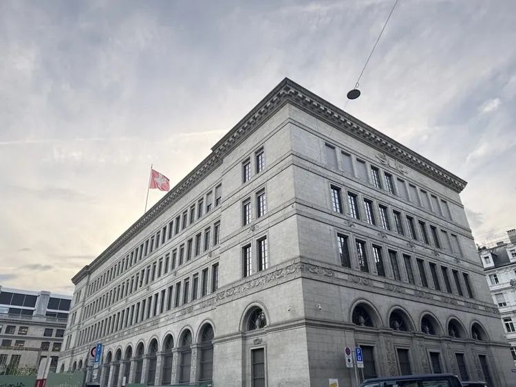 瑞士央行在最新報告中呼籲，人口老化已成為貨幣政策的重要結構性挑戰，政府及企業審慎因應，確保勞動市場穩定與長期經濟發展。 中央社