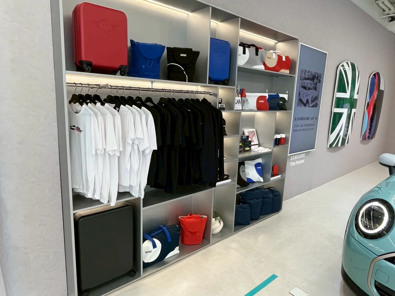 同步展出全新MINI Lifestyle Collection,完美演绎MINI风格从车内延伸至日常生活。周奕豪摄