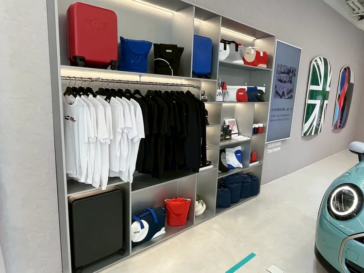 同步展出全新MINI Lifestyle Collection，完美演繹MINI風格從車內延伸至日常生活。周奕豪攝