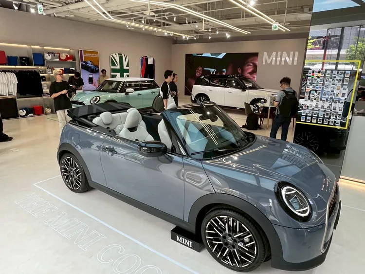 走入MINI HUB TAIPEI，首先映入眼簾的是MINI Cooper Cabrio敞篷車展示，以正對鏡面的活潑陳列，邀請每位訪客與敞篷車自拍互動，開啟一場與自我風格的對話。周奕豪攝