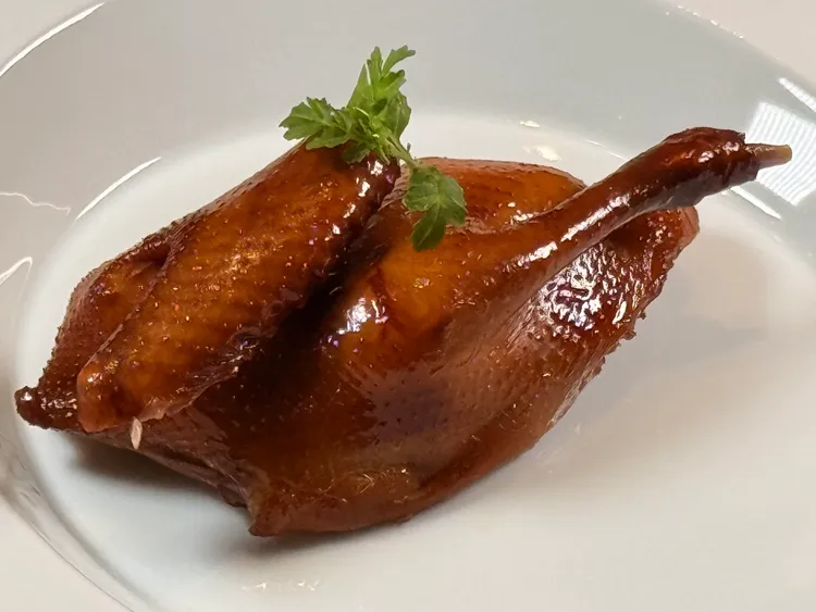 煙燻霸皇鴿。陳揚盛攝