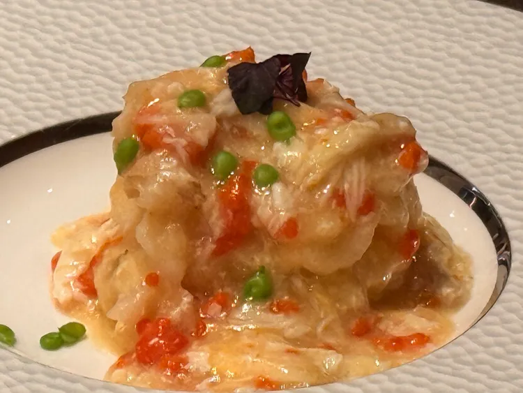 蟹粉大明蝦。陳揚盛攝