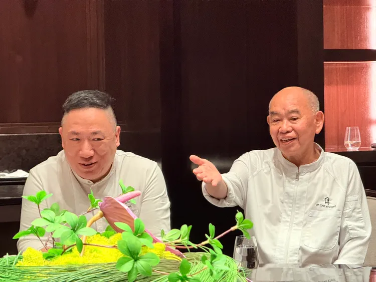 粵菜名廚葉志光師傅(右)與三星主廚徒弟陳泰榮(早哥)加起來廚藝逾90年。陳揚盛攝