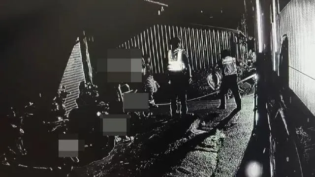 嘉义鹿草民宅火警,救出1名女性,命危送医抢救。翻摄画面
