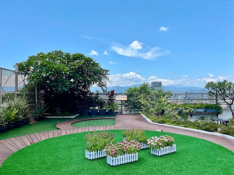 位於台北凱撒大飯店21樓的屋頂花園，是城市中的靜謐秘境，既能俯瞰繁忙都會，也能欣賞大稻埕煙火盛景。台北凱撒大飯店提供