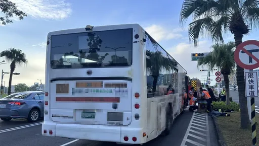 高雄公车停路中不动!民众一看竟是司机昏倒 送医仍不治