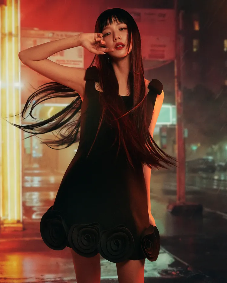 Jisoo換上花苞洋裝俏皮又優雅。品牌提供