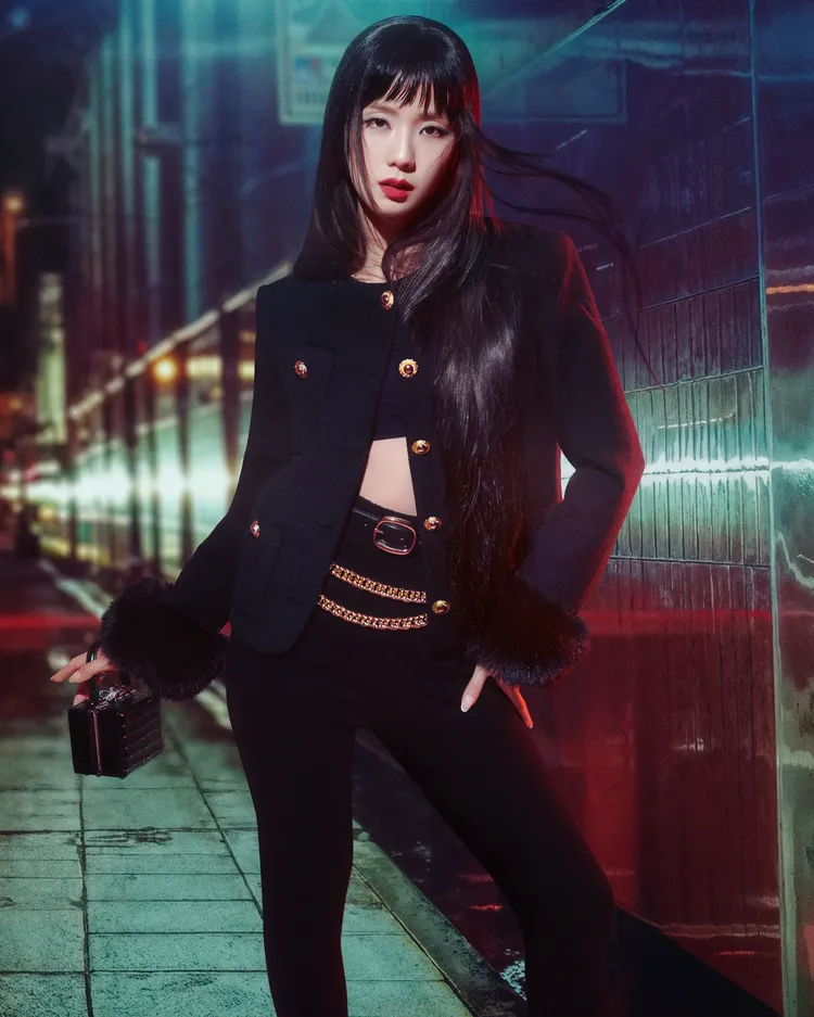 Jisoo以緊身褲、短版上衣秀出酷帥模樣。品牌提供