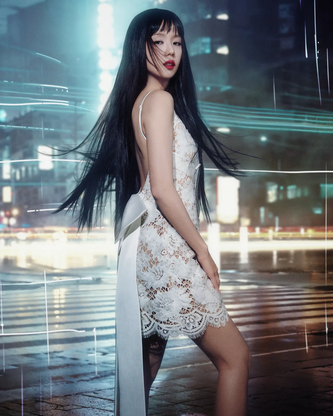 Jisoo以白色蕾丝短洋装辣露整片美背。品牌提供