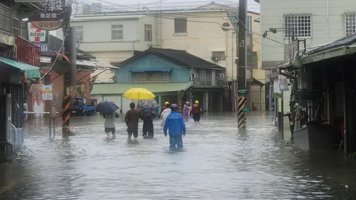 台南後壁再遭雨襲!一度水淹及膝、瓦斯桶被沖倒漏氣