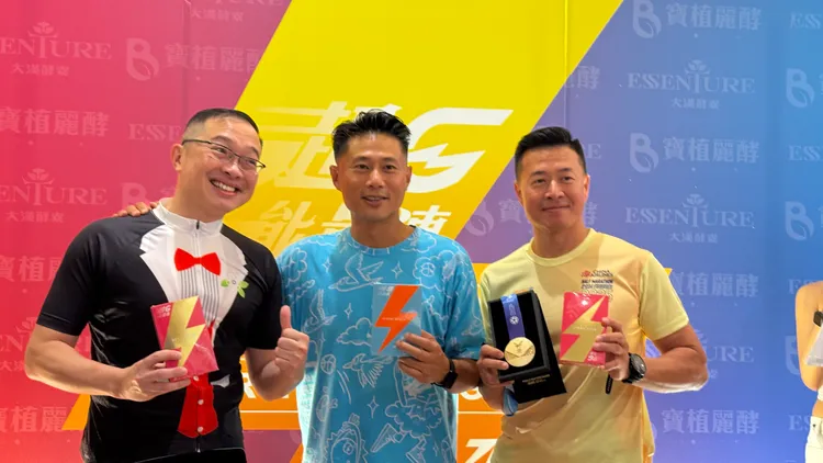 （左起）中山醫學大學附設醫院 黃漢斌醫師、彭小刀、台灣保健聯盟協會副秘書長陳品杰。品牌提供