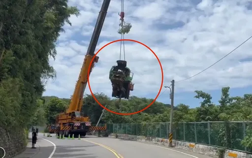 疑路况不熟!混泥土车过弯猛撞对向厢型车坠谷 老板娘、挨撞驾驶飞出酿2死