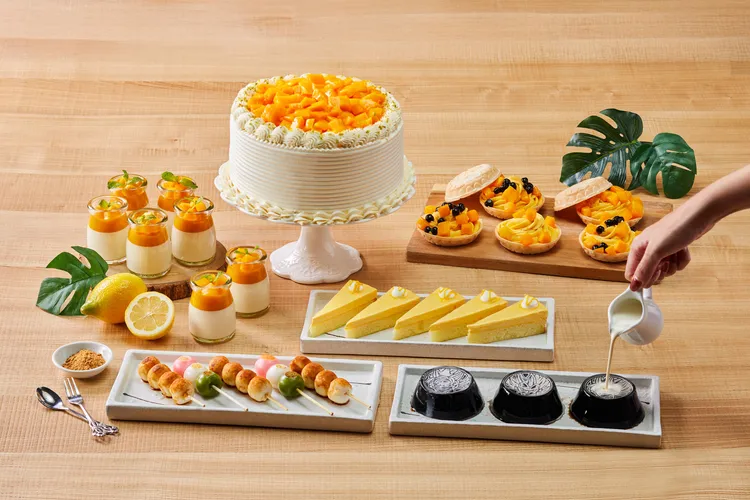 50樓Cafe-夏日甜點芒果最中餅、芒果蛋糕、芒果奶酪、醬油糰子、黑丸仙草凍香甜誘人。業者提供