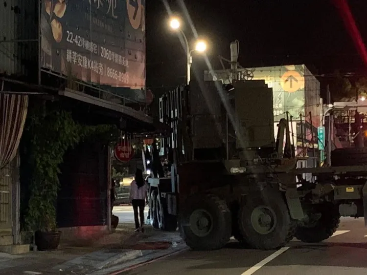 空軍1輛裝載愛國者飛彈與發射架的軍用卡車昨天行駛時，險些擦撞民宅無法順利通行。民眾提供