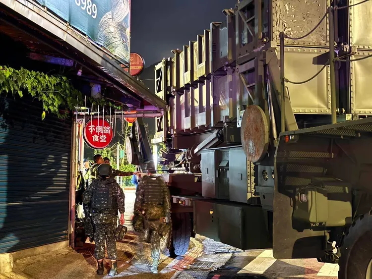 空軍1輛裝載愛國者飛彈與發射架的軍用卡車昨天行駛時，險些擦撞民宅無法順利通行。民眾提供