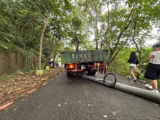 大貨車扯電線連電桿也拉斷 6旬男下山右腳掌慘被壓斷
