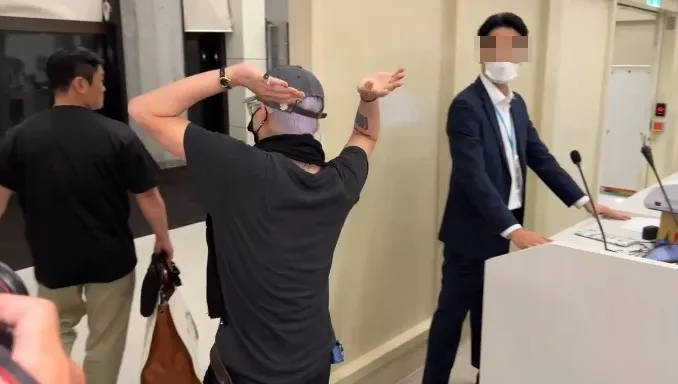 GD高舉雙手與粉絲揮別。桃園國際機場記者聯誼會提供