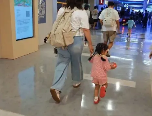 有女粉絲帶著可愛女娃，手裡拿著小泡芙似乎要送給GD，但沒趕上。桃園國際機場記者聯誼會提供