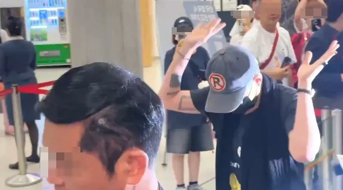 GD不時揮手和大家打招呼。桃園國際機場記者聯誼會提供