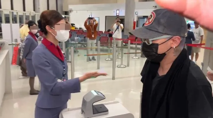 GD一路上都有路人舉手機拍他。桃園國際機場記者聯誼會提供