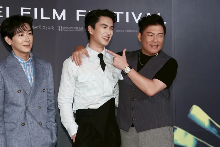 曾國城（右）想和曾敬驊（中）一起演戲。彭欣偉攝