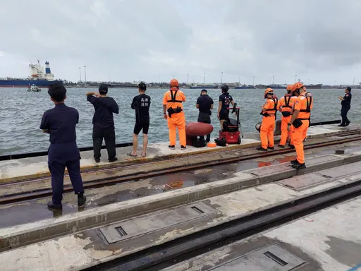 休旅車連闖高雄港2管制站直接墜海!港消潛水搜尋 撈起男性遺體確認是車主