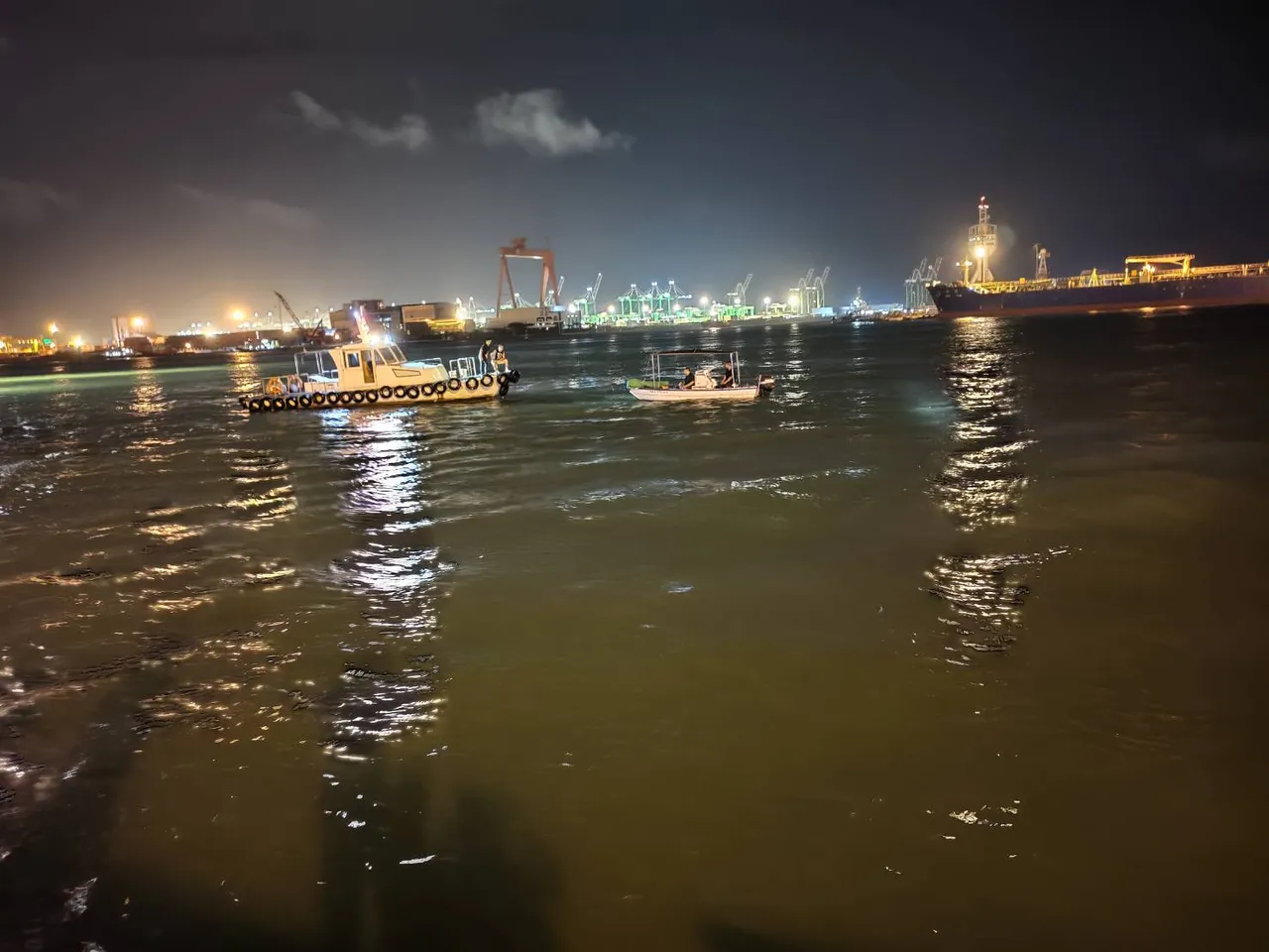 休旅车坠高雄港海中,警消搜寻中。翻摄画面