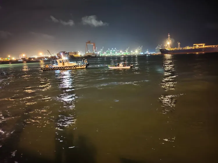 休旅車墜高雄港海中，警消搜尋中。翻攝畫面