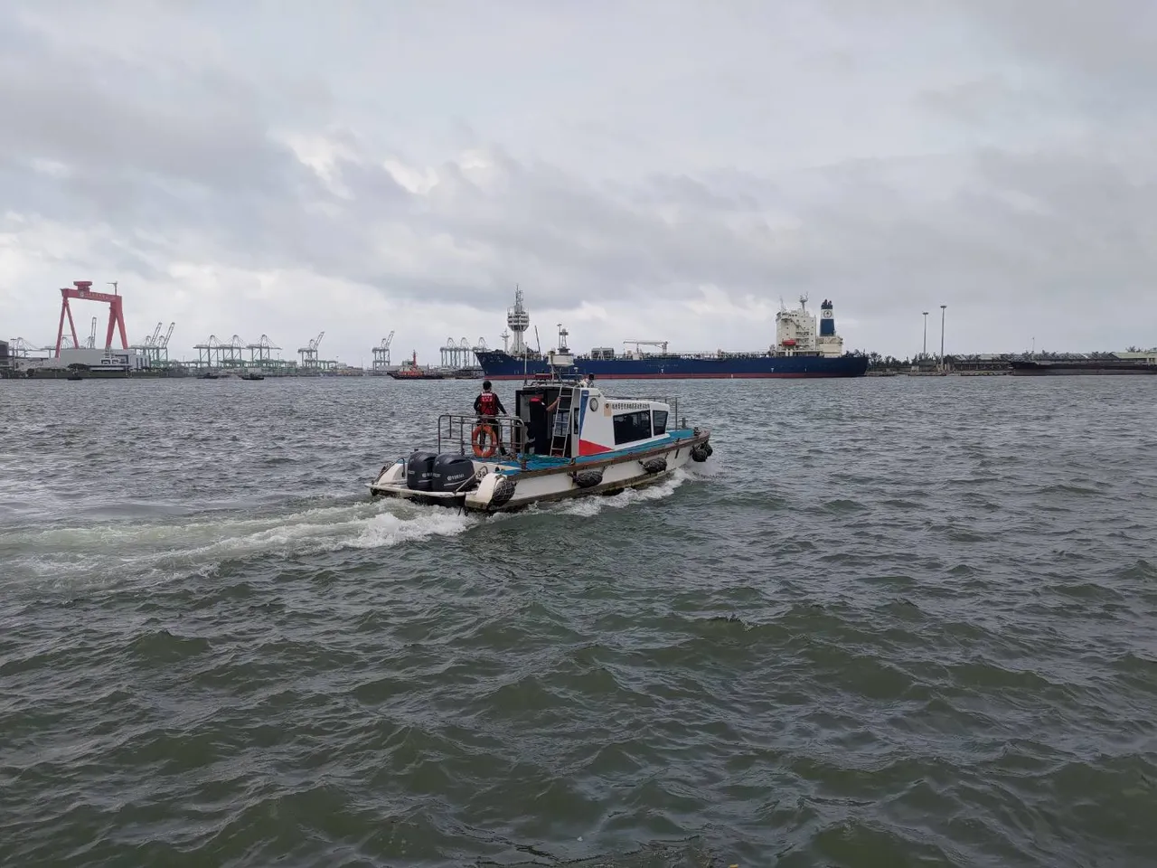 休旅车坠高雄港海中,警消搜寻中。翻摄画面