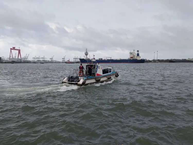 休旅車墜高雄港海中，警消搜尋中。翻攝畫面